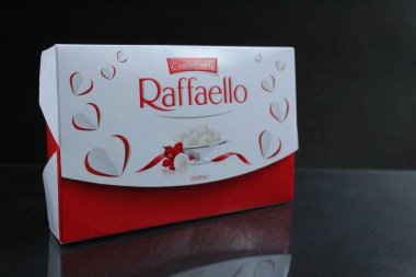 Raffaello şeker kutusu siyah arka planda ya da noel anne günü için en iyi manzara hediyesi