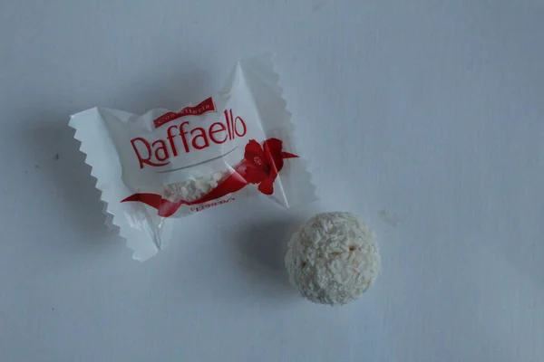 Caramelo Blanco Raffaello Encuentran Juntos Uno Lado Del Otro Sobre — Foto de Stock