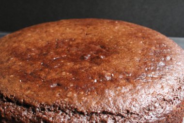 Koyu çikolatalı kek. Siyah gri arka planda fotokopi alanı ile yakın plan.