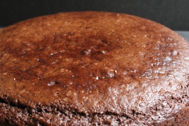 Koyu çikolatalı kek. Siyah gri arka planda fotokopi alanı ile yakın plan.