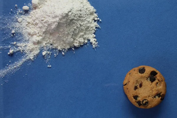 Печиво Навколо Шоколадними Краплями Крупним Планом Наповнене Білим Борошном Синьому — стокове фото