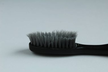 Eski diş fırçası açık gri arkaplan kopyalama alanı üzerinde siyah gri kullanıldı