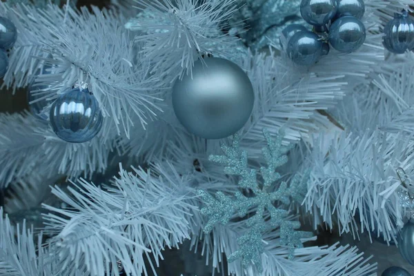 Zilver Witte Sparren Boom Met Zilver Blauw Speelgoed — Stockfoto