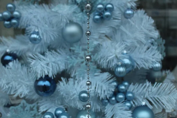 Zilver Witte Sparren Boom Met Zilver Blauw Speelgoed — Stockfoto