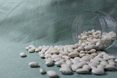 Nane arkaplanındaki beyaz fasulyeler ve boşluğun ücretsiz bir kopyası..