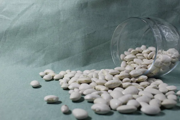 Nane arkaplanındaki beyaz fasulyeler ve boşluğun ücretsiz bir kopyası..