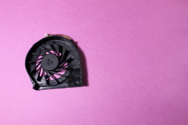 Pembe ya da mavi arka planda bilgisayar soğutucu dizüstü bilgisayar var..