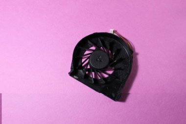 Pembe ya da mavi arka planda bilgisayar soğutucu dizüstü bilgisayar var..