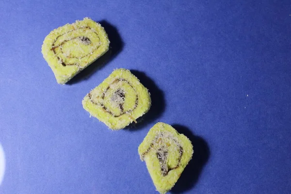 Üç pastilli marmelat Türk çürük soğanı uzayın bir kopyasının mavi arka planında yatıyor.