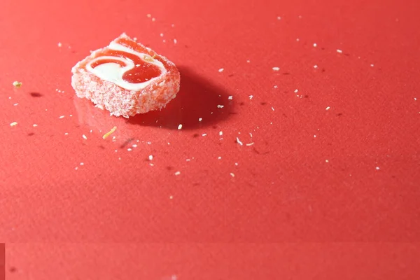 Marmelada Pastila Encontra Torre Cima Uns Dos Outros Fundo Vermelho — Fotografia de Stock