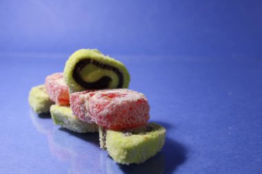 Rahat soğan salyangozu pastilleri metin için mavi arkaplan kopyalama yeri üzerinde uzanır.