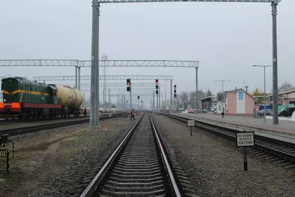 Bahnsteig Und Zug Nachmittag Auf Den Gleisen — Stockfoto