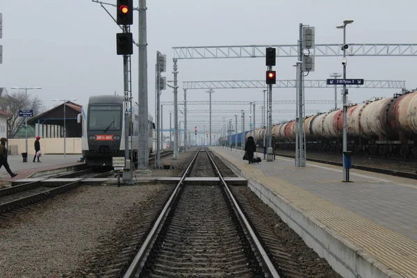 Bahnsteig Und Zug Nachmittag Auf Den Gleisen — Stockfoto