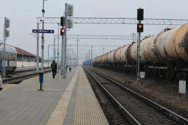 Bahnsteig Und Zug Nachmittag Auf Den Gleisen — Stockfoto