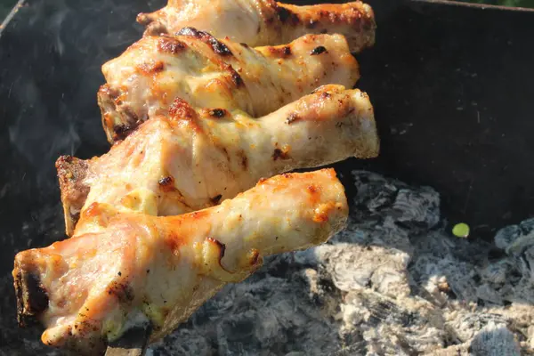 Pernas Frango São Espetos Grelhados Sobre Carvão Churrasco Piquenique — Fotografia de Stock