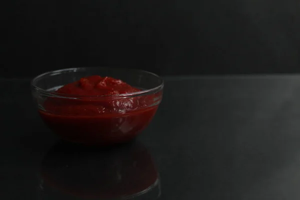 Pasta Salsa Tomate Rojo Tazón Salsa Vidrio Sobre Fondo Negro — Foto de Stock