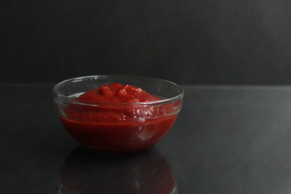 Pasta Salsa Tomate Rojo Tazón Salsa Vidrio Sobre Fondo Negro —  Fotos de Stock