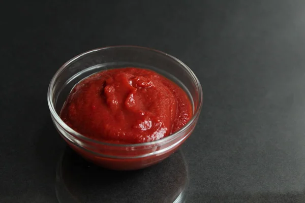 Concentrato Salsa Pomodoro Rosso Una Ciotola Salsa Vetro Uno Sfondo — Foto Stock