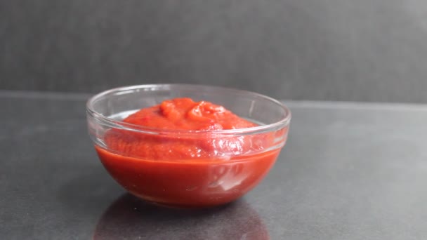 Prende Mette Cucchiaio Salsa Pomodoro Rosso Una Salsa Vetro Piatto — Video Stock