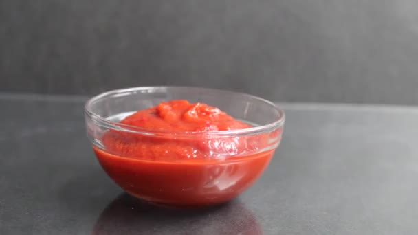 Bierze Lub Wkłada Łyżkę Czerwonego Sosu Pomidorowego Sosu Szklanej Płyty — Wideo stockowe