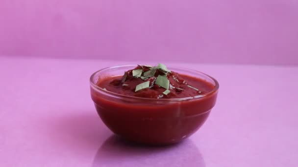 Nimmt Oder Legt Einen Esslöffel Rote Tomatensauce Von Einer Glasteller — Stockvideo