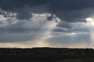 Güneşin ışığını yağmurdan önce yaz mevsiminin bulutlu bir gününde söndürün..