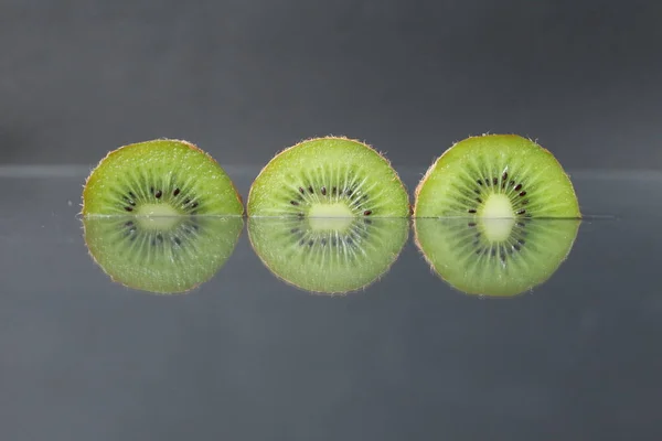 Zwei Oder Drei Kreise Aus Grünem Kiwi Halbkreis Mit Einem — Stockfoto