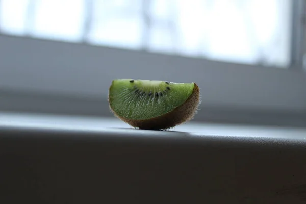 Keil Scheibe Kiwi Auf Einem Fensterbrett Weißen Lichthintergrund Mit Einem — Stockfoto