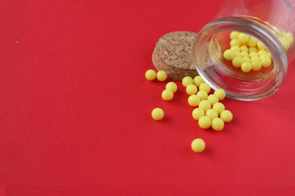 Vitamin Homöopathie Tabletten Werden Aus Der Verpackung Auf Rotem Hintergrund — Stockfoto
