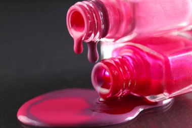 Metin kopyalama alanı olan siyah bir arkaplana dökülen tırnak cilası..