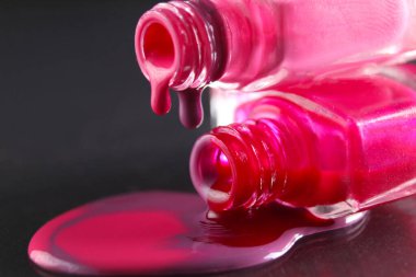 Metin kopyalama alanı olan siyah bir arkaplana dökülen tırnak cilası..