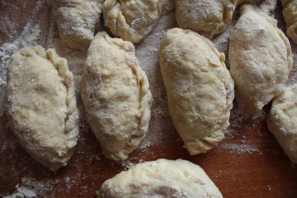 Bolinhos Caseiros Feios Jazem Uma Placa Polvilhada Com Farinha — Fotografia de Stock