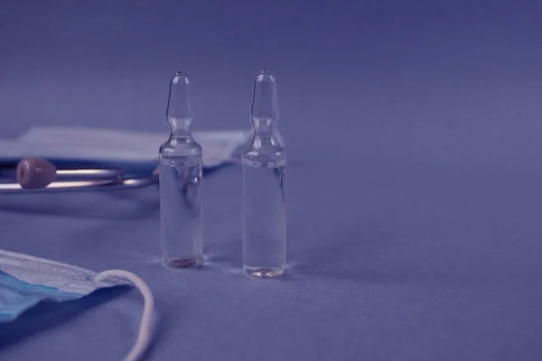 疫苗药物掩蔽注射器药物维生素玻璃瓶蓝色底色 有文字复制的地方 — 图库照片