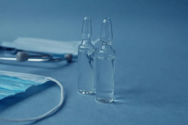 疫苗药物掩蔽注射器药物维生素玻璃瓶蓝色底色 有文字复制的地方 — 图库照片
