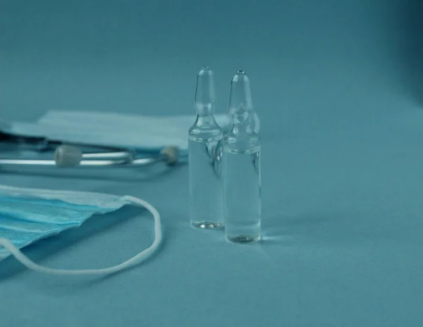 Impfung Medizin Maske Spritze Medizin Vitamine Glasflaschen Auf Blauem Hintergrund — Stockfoto