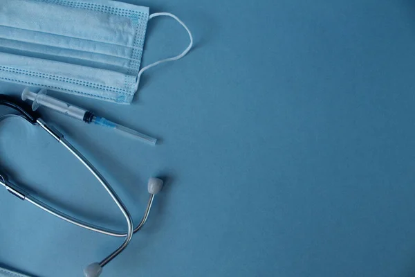Hintergrund Der Medizinischen Maske Und Des Stethoskops Auf Blauem Hintergrund — Stockfoto
