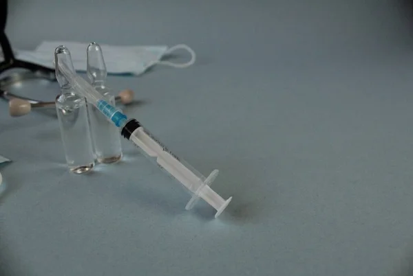 Vakcinázott Fecskendő Két Injekciós Üveg Lekart Vakcinával Kék Alapon Másoló — Stock Fotó