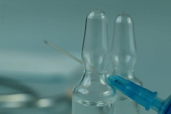 Vakcinázási Fecskendő Kék Gyógyszer Folyadékkal Injekciós Üvegekkel Egészségügyi Betegség — Stock Fotó