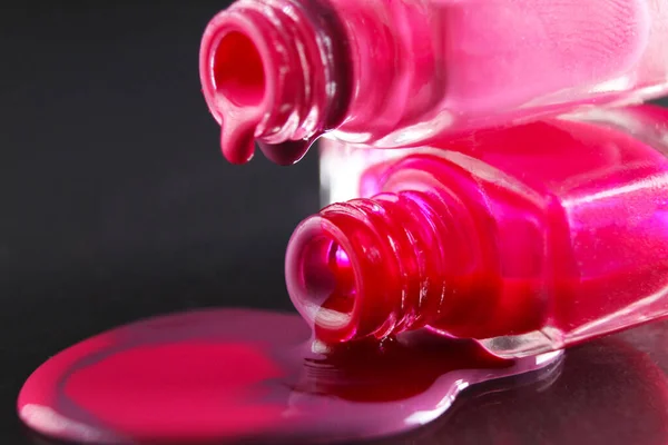 Gocce Smalto Rosa Barbuto Rosso Fluiscono Dalla Bottiglia Della Bottiglia Fotografia Stock