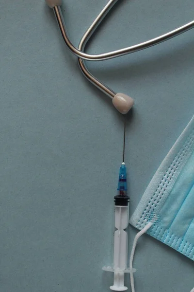 Flatlay Medicina Fondo Jeringa Máscara Estetoscopio Encuentran Sobre Fondo Azul — Foto de Stock