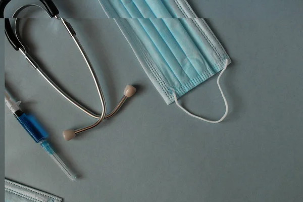 Flatlay Medizin Hintergrund Spritze Maske Stethoskop Liegen Auf Einem Blauen — Stockfoto