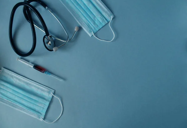 Flatlay Medizin Hintergrund Spritze Maske Stethoskop Liegen Auf Einem Blauen — Stockfoto