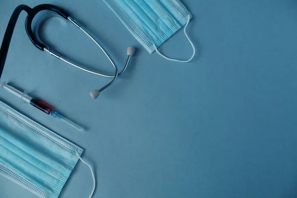 Flatlay Medizin Hintergrund Spritze Maske Stethoskop Liegen Auf Einem Blauen — Stockfoto