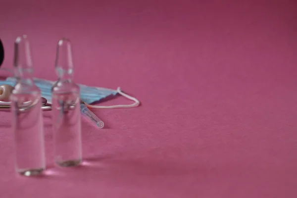 Két Injekciós Üveg Rózsaszín Hátterű Oltóanyaggal Másolótér Szövegének Helyével — Stock Fotó