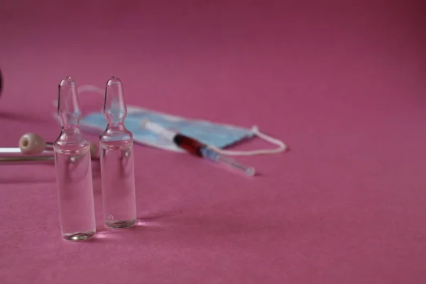 两个装有粉红底色疫苗的瓶子 里面有复制空间的文字 — 图库照片