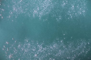 Arkaplan yemeği unu ya da nane mavisi yeşil bir zemin üzerine serpiştirilmiş toz şeker ve bir kopyacı metni yemek için yer..