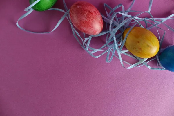 Renkli çok renkli Paskalya yumurtaları. Arka planda mavi yeşil sarı. Pembe arka planda..