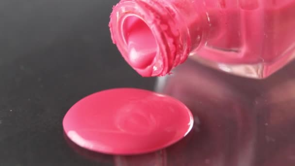 粉色指甲油滴在瓶子上的黑色背景美甲服务 — 图库视频影像