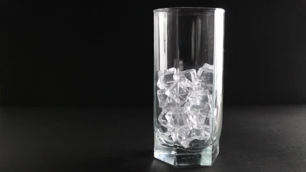 Goot Het Kvass Drankje Een Glas Soldome Een Zwarte Donkere — Stockvideo