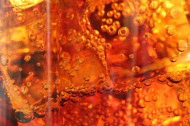 Kvass Coca-Cola 'nın siyah arka planda buzlu, yakın plan soda köpüklü macro içeceği..
